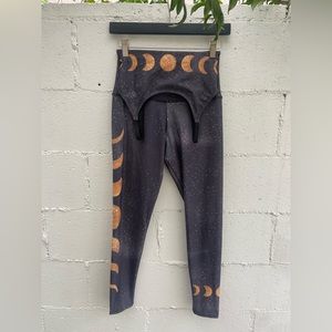 NWOT:Onzie High Rise Graphic Legging and Elastic Bra set, Moon Phase print, S/M